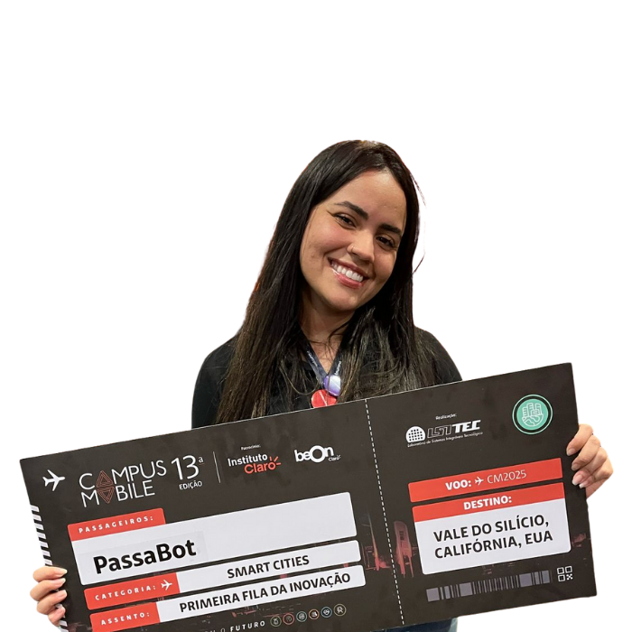 Bianca segurando prêmio da Passabot